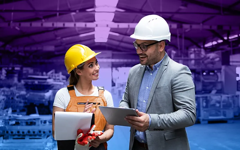 Equipo de planta y supervisión revisando el trabajo en operación.